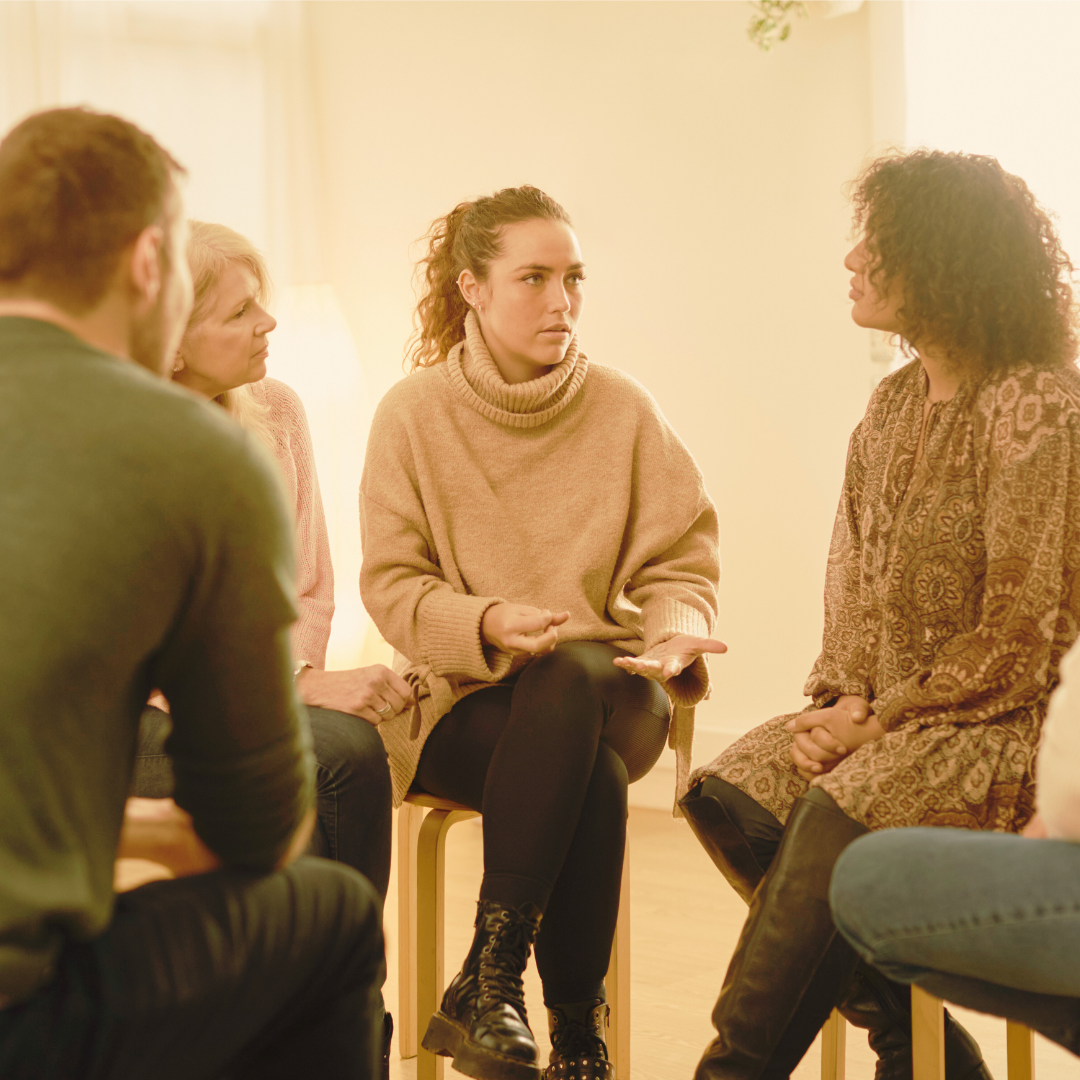 Reunión de profesionales que conversan entre ellos