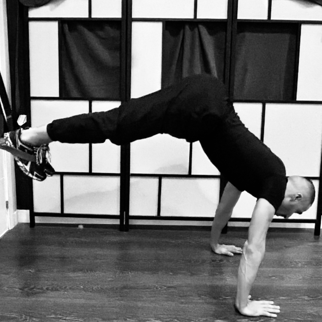 Mohamed Chellaf, profesor de Salud Física, ejecuta un ejercicio con TRX