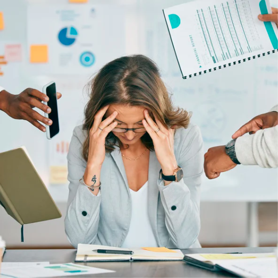Una mujer requerida por muchas tareas laborales: estrés, ansiedad, burnout, para hablar de salud mental en el trabajo