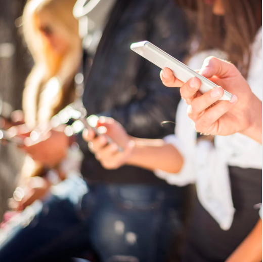 Personas con sus teléfonos móviles en la mano