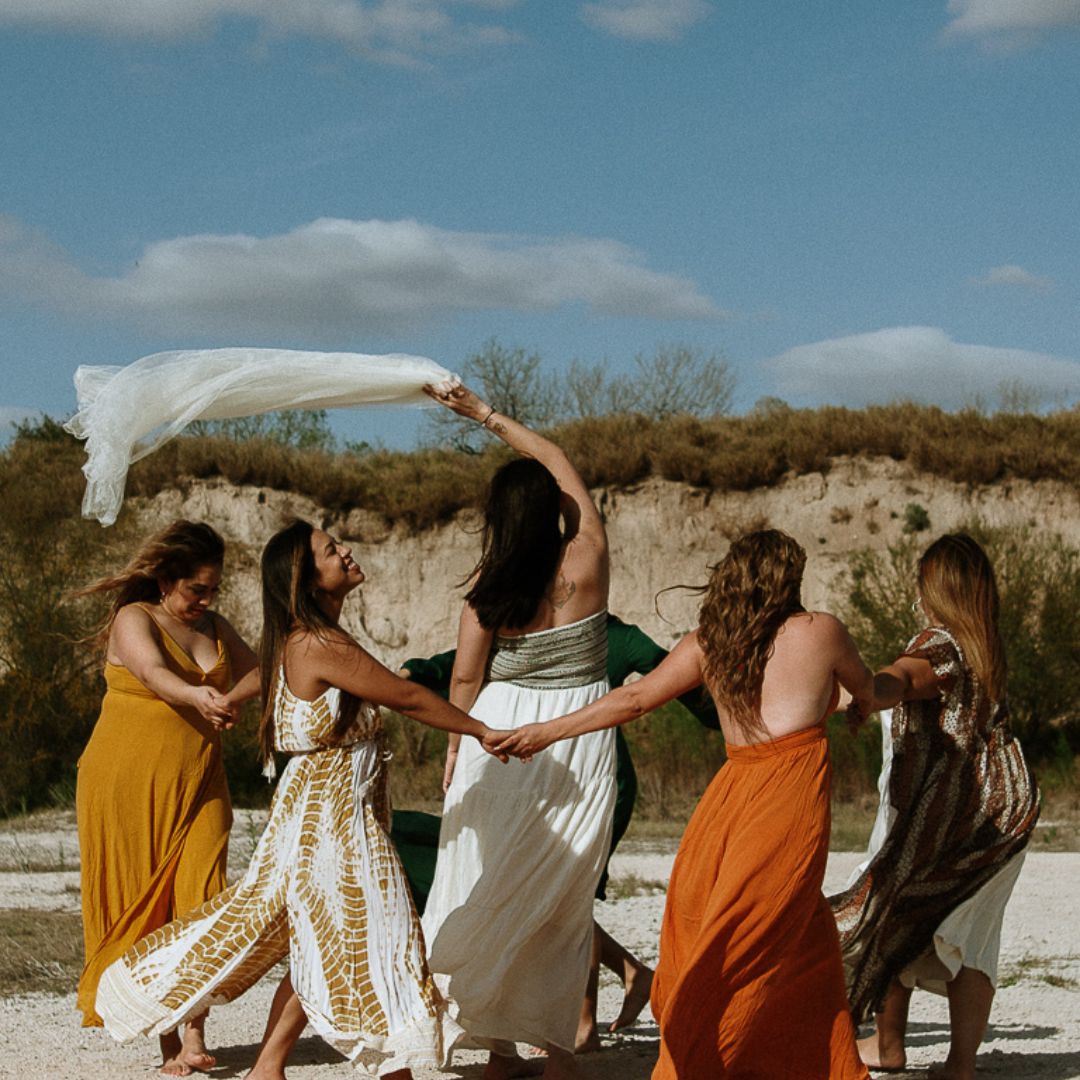 Grupo de mujeres danzando juntas al aire libre