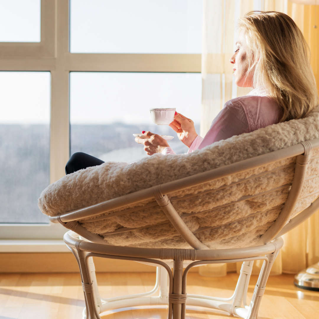 pausa con un café ante la ventana